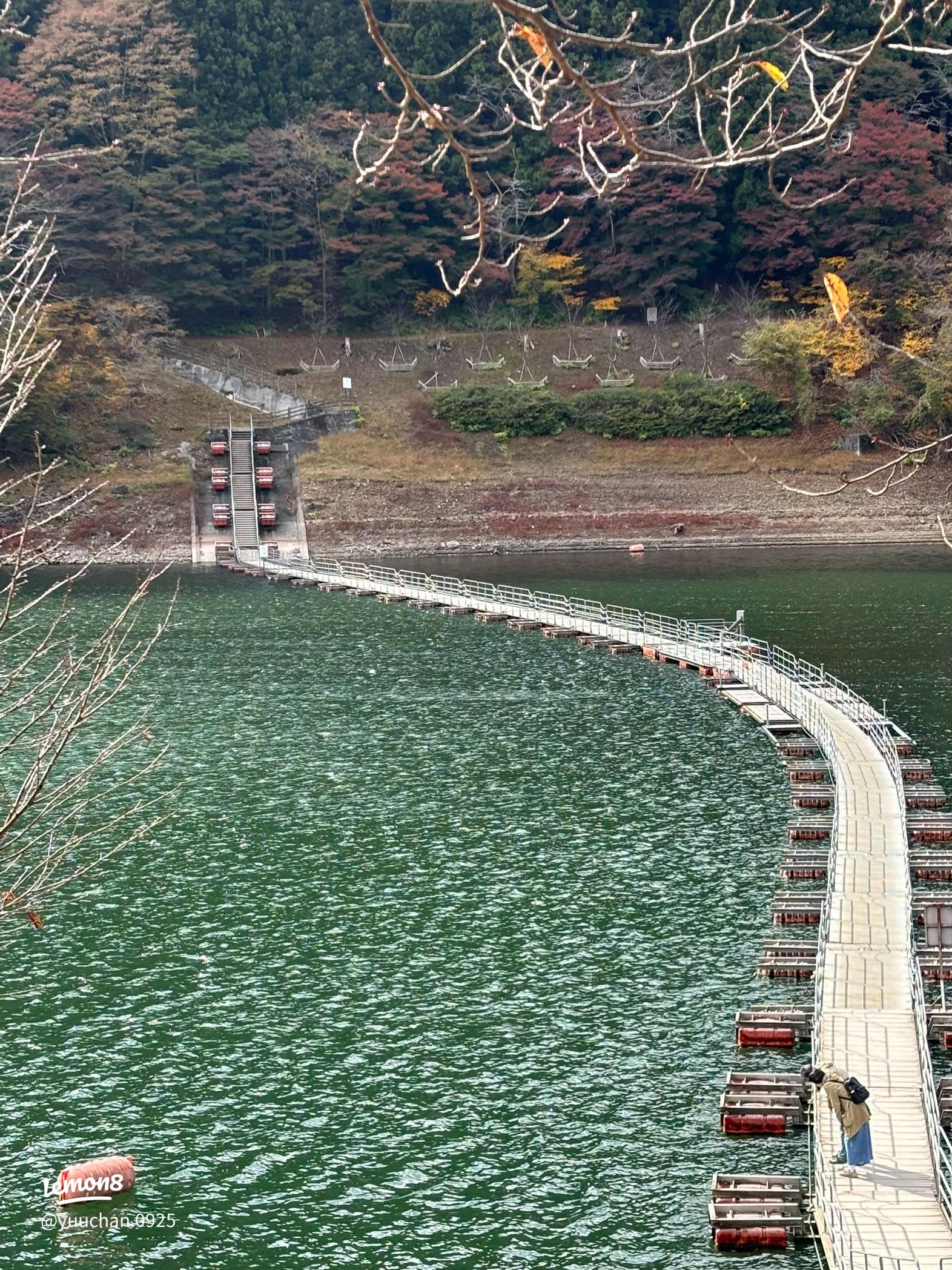 奥多摩鳩ノ巣渓谷の紅葉と吊り橋の写真素材61862122- PIXTA
