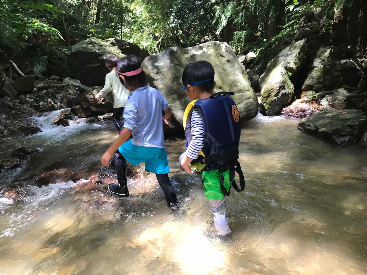 この夏、子どもと一緒に楽しみたい！沖縄の川遊びスポット7選よみもの沖縄CLIPあなたの沖縄旅を豊かにする体験予約サイト・観光情報メディア