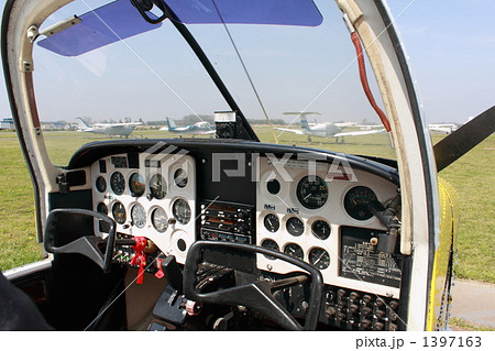 4KAirbus A380 cockpit -