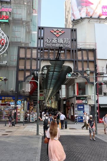 2016年11月22日大阪府大阪市梅田地区の屋根付き通りを訪れる人々 阪急東通り 阪急東通り は大阪市内の屋根付き商店街のネットワーク