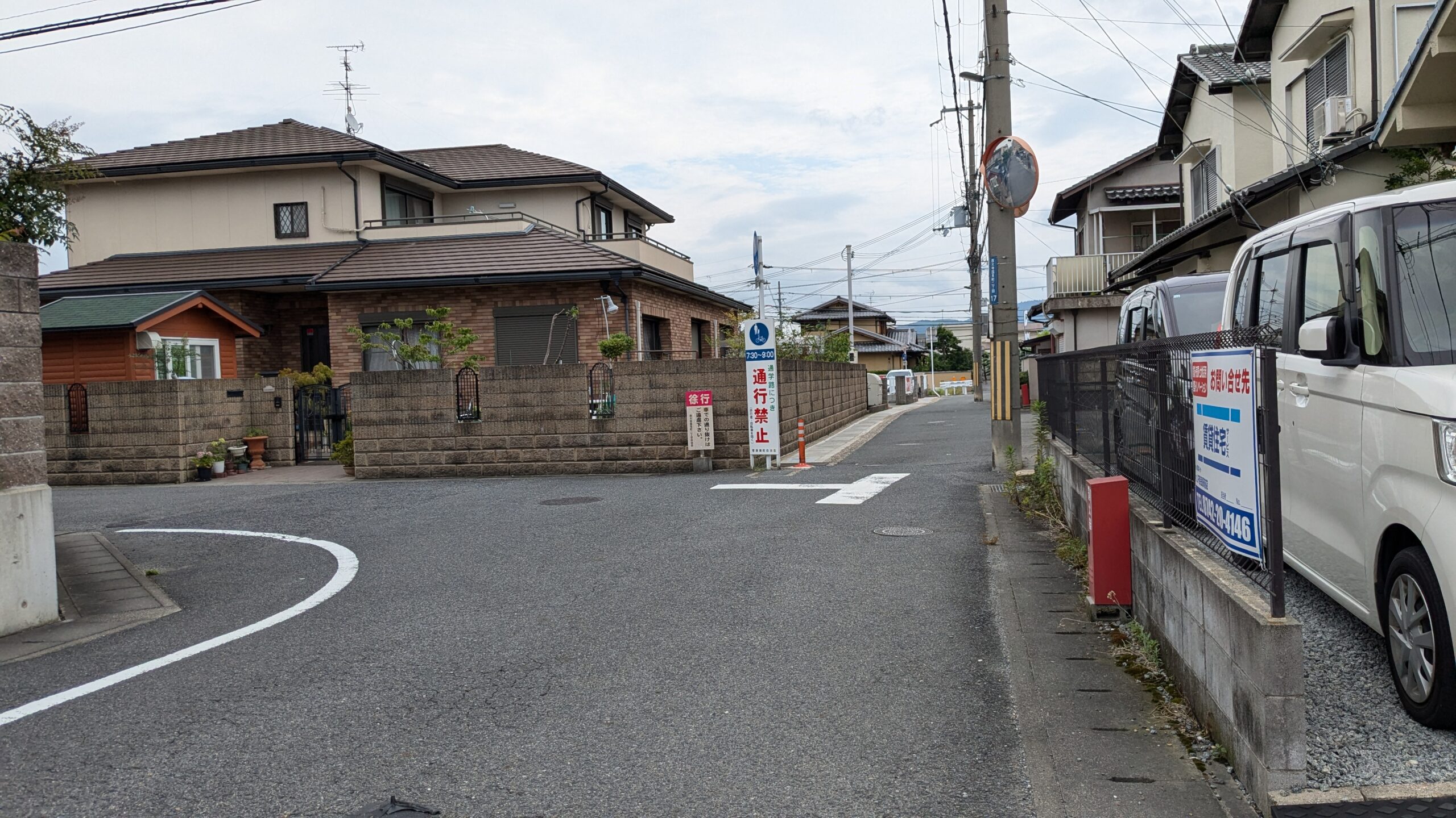 道幅の狭い道路の信号交差点の写真素材96830619- PIXTA