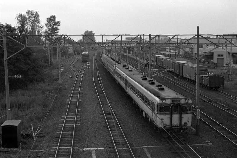 仁木駅 JR北海道・函館本線 駅舎・駅名標・ホーム・駅前写真・画像