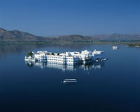 H.I.S.デリー発 往復飛行機 憧れのタージ・レイク・パレスに滞在！ウダイプール観光・込み 1泊2日 デリー