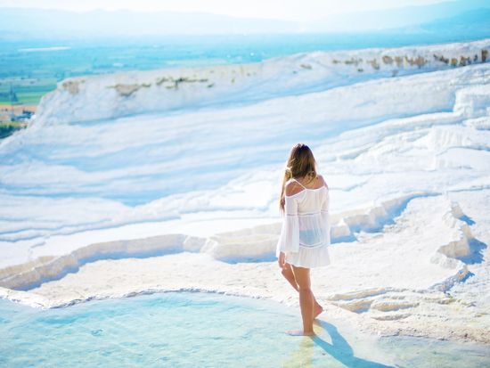 真っ白な石灰棚と青く流れる水の絶景!!トルコの世界遺産「パムッカレ」トリドリ