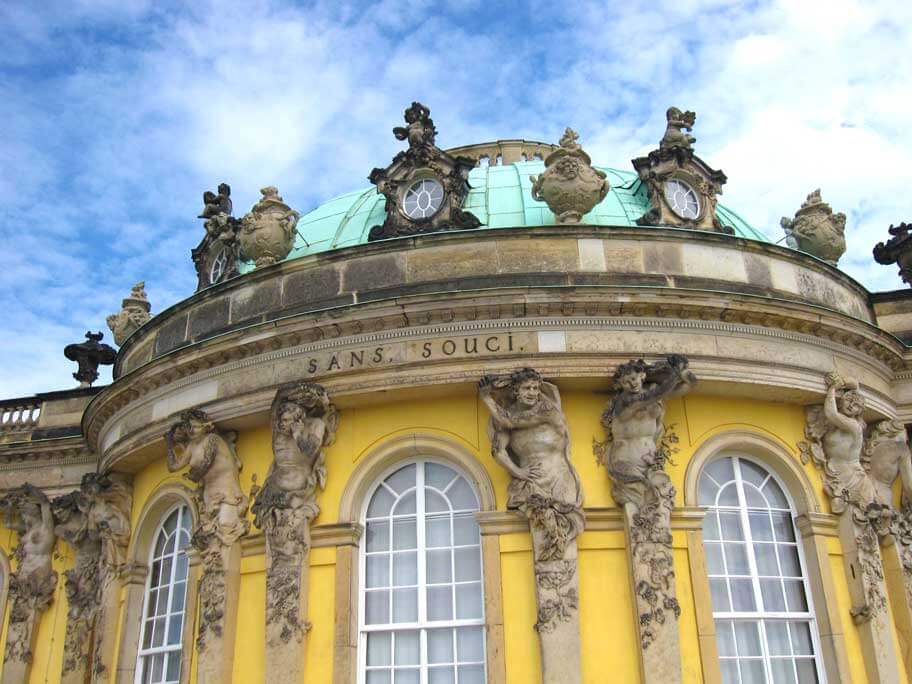ベルリンから日帰りでサンスーシ宮殿へ。行き方や見どころを紹介！！ – こじんたび