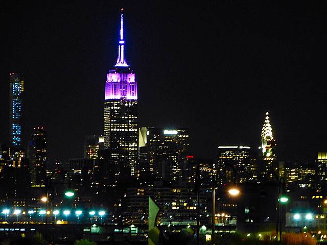 エンパイア・ステート・ビルで、ニューヨークの光り輝く摩天楼を上から眺めよう。トリドリ