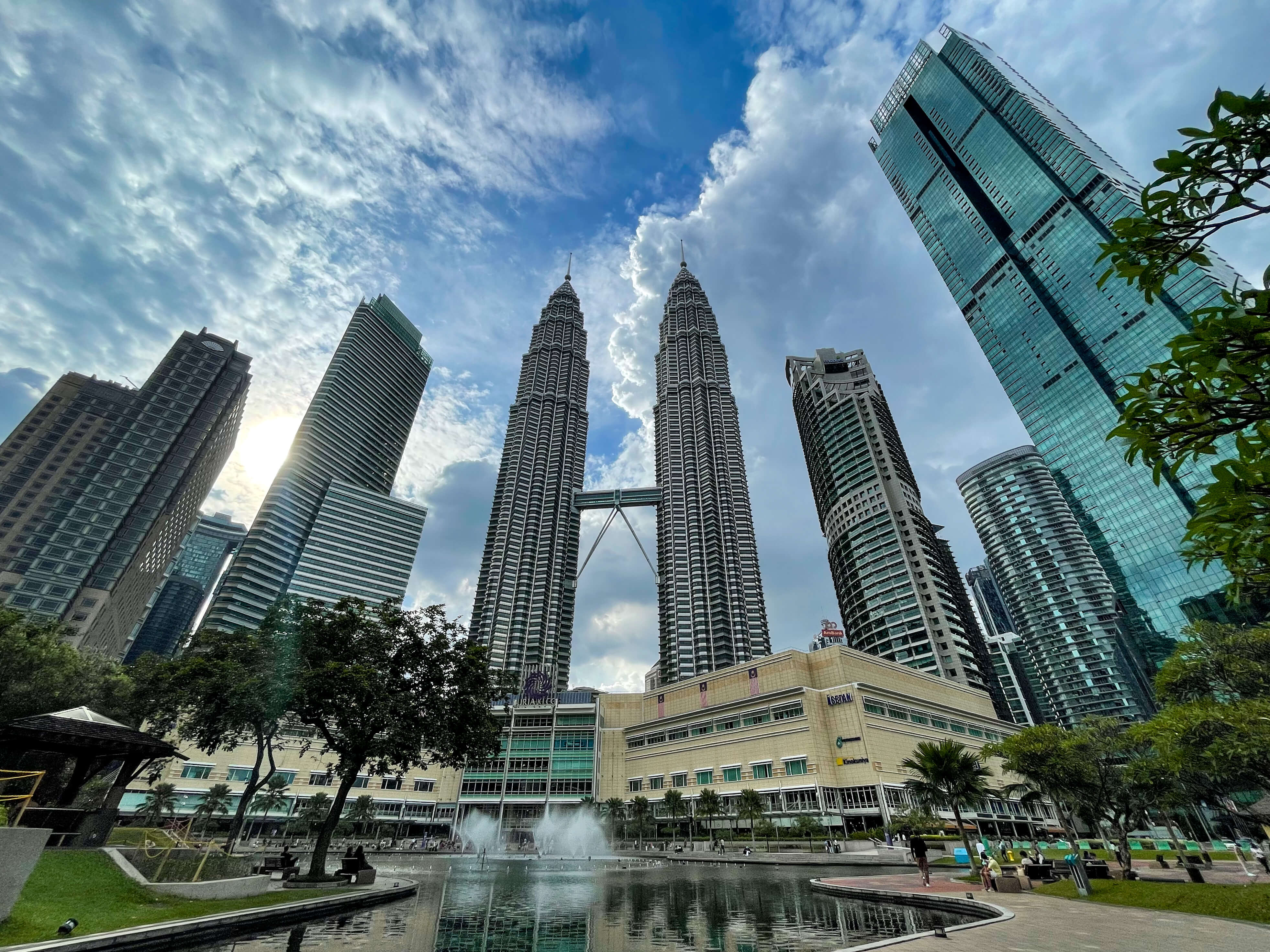 クアラルンプールの街並みマレーシアの夕焼けの高層ビルでのクアラルンプールの街並みの夕方のパノラマビューPremium写真