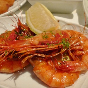 マロンカタラーナ⁡ スペインのカタルーニャ地方の伝統菓子のカタラーナを秋仕様にアレンジ。ベースとなる生クリームにたっぷりのマロンペーストを溶かしてあります。 ⁡栗の優しい甘さと風味が口いっぱいに広がり、キャラメリゼしたパリパリ食感と香ばしさとも非常に