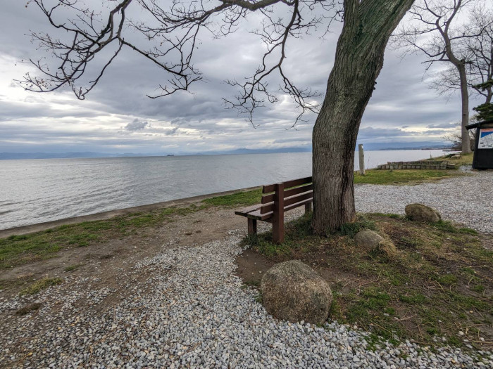 No.179 滋賀県 琵琶湖の湖岸の「あのベンチ」！静かな湖畔をここでノンビリ眺めたい！ -