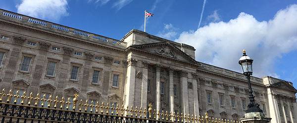 ロンドンのバッキンガム宮殿を訪れる際に知っておくべきこと