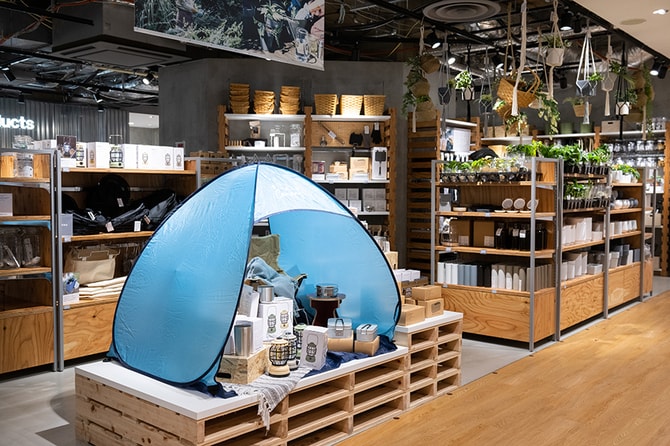 スタンダードプロダクツ」って知ってる❓✋ あの100円ショップダイソーの新業態「スタンダードプロダクツ」にはキャンプで使えるグッズが豊富なんです🔥次のおでかけ時にぜひチェックしてみてくださいね🏃‍♀️ 記事ではこちらでご紹介した他にも