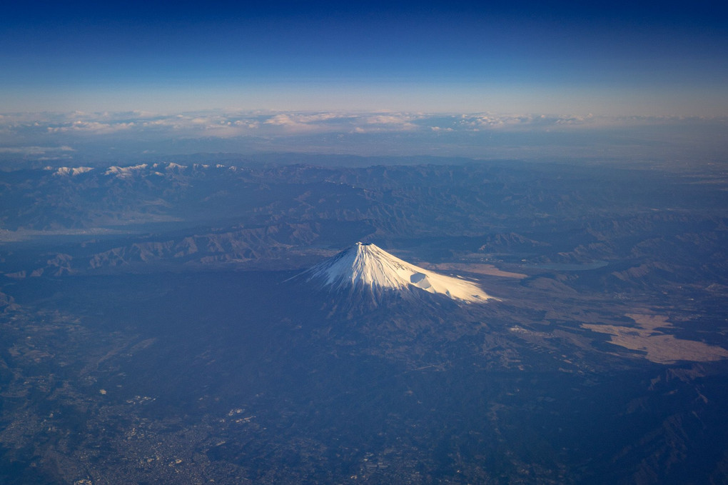 11000m上空から見た富士山 Mount Fuji成田発 国際線飛行機内より撮影11000m