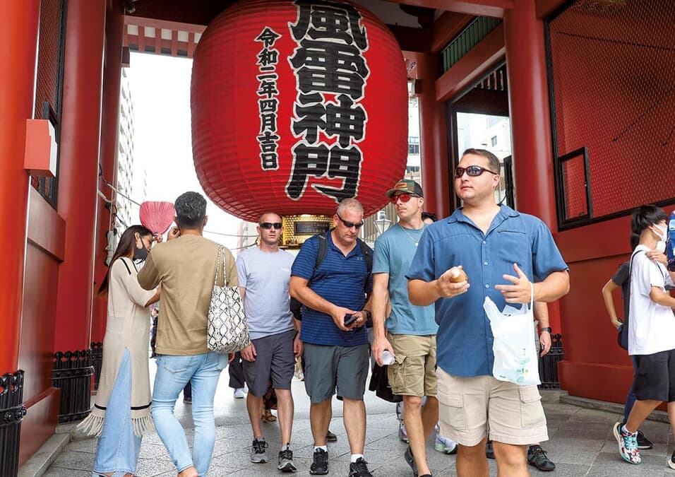 日本が楽しすぎる！🤩日本旅行を通してさらに仲良くなった外国人カップル！ 海外の反応- YouTube