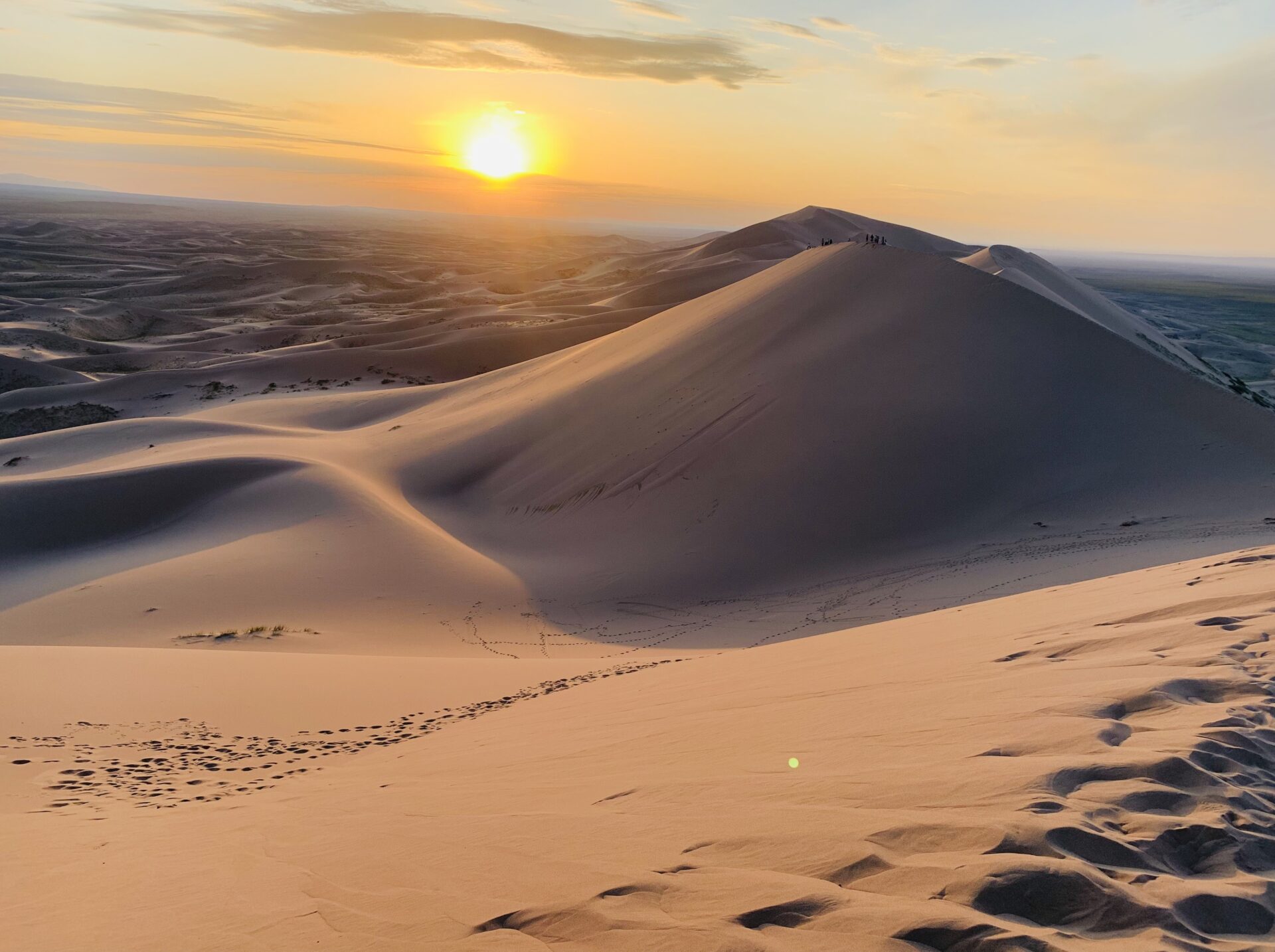 ゴビ砂漠の旅行記魂を揺さぶるモンゴルの壮大な自然と神秘の大地 - 地球人