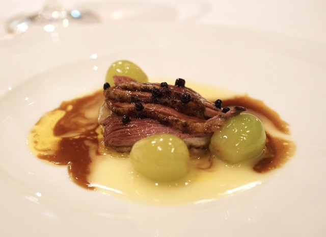 六本木の電光石火で、お好み焼きランチ✨もりもりのサラダと、お肉料理と、美味しいお好み焼き😋お腹いーっぱい！アーティスティックな店内の雰囲気も、すっかりお気に入り٩ᐛو東京ぐるっと東京東京旅旅スタグラム東京観光tokyo東京旅行六本木