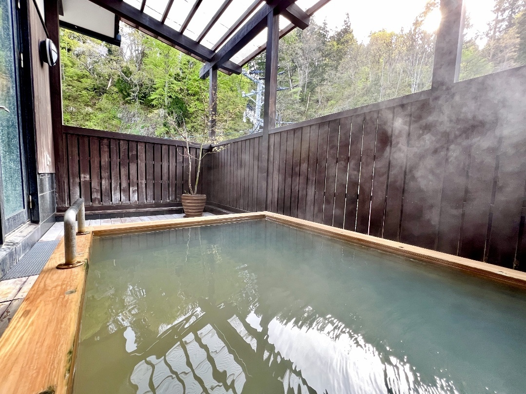 こ、これは どこかで見た旅館と橋、山形の銀山温泉が話題 「千尋とカオナシが橋に立っていそう」まいどなニュース