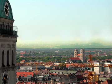 ミュンヘン市庁舎のからくり時計 : アフリカに「思いやり」