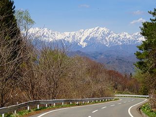 🏍おすすめツーリングロード< 長野県道12号アルプス展望道路長野県 > 聖高原を回り込むように進む県道12号。道中は道祖神や展望