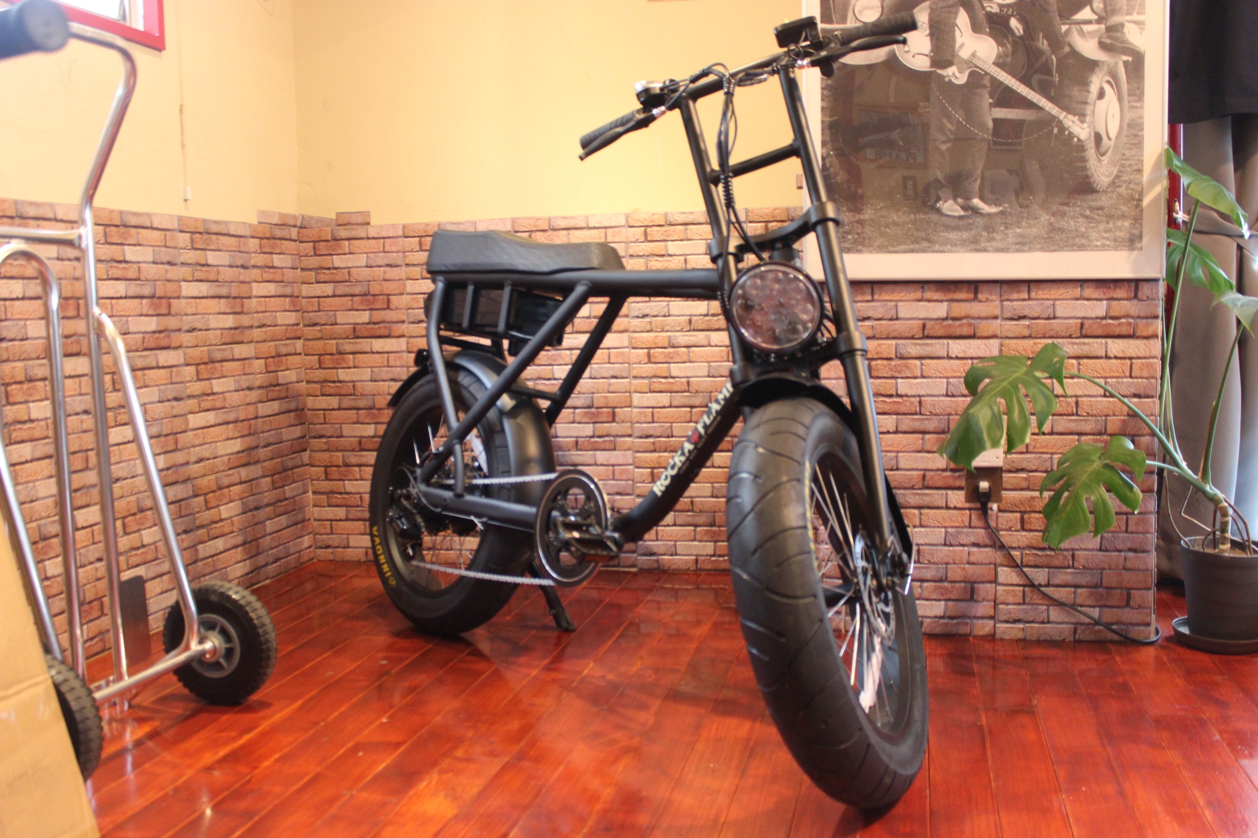 レトロスタイルが最高にカッコいい ヴィンテージ風電動アシスト自転車と電動バイクが今ブームKURU KURA