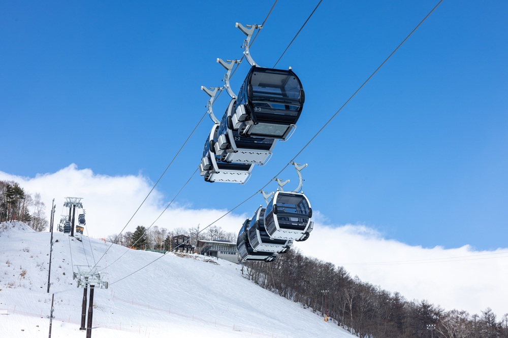 スノボも温泉もジップラインも楽しめちゃう、合宿なら草津温泉スキー場へ貸切バスで出かけようバス観光マガジン