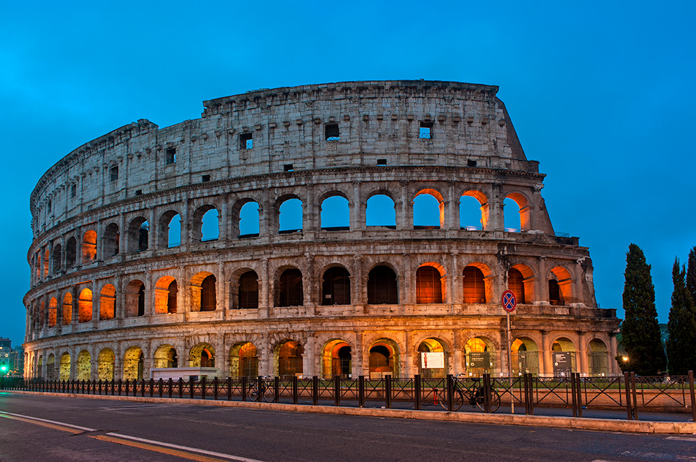 夜のローマ コロッセオ イタリアの風景イタリアガイド