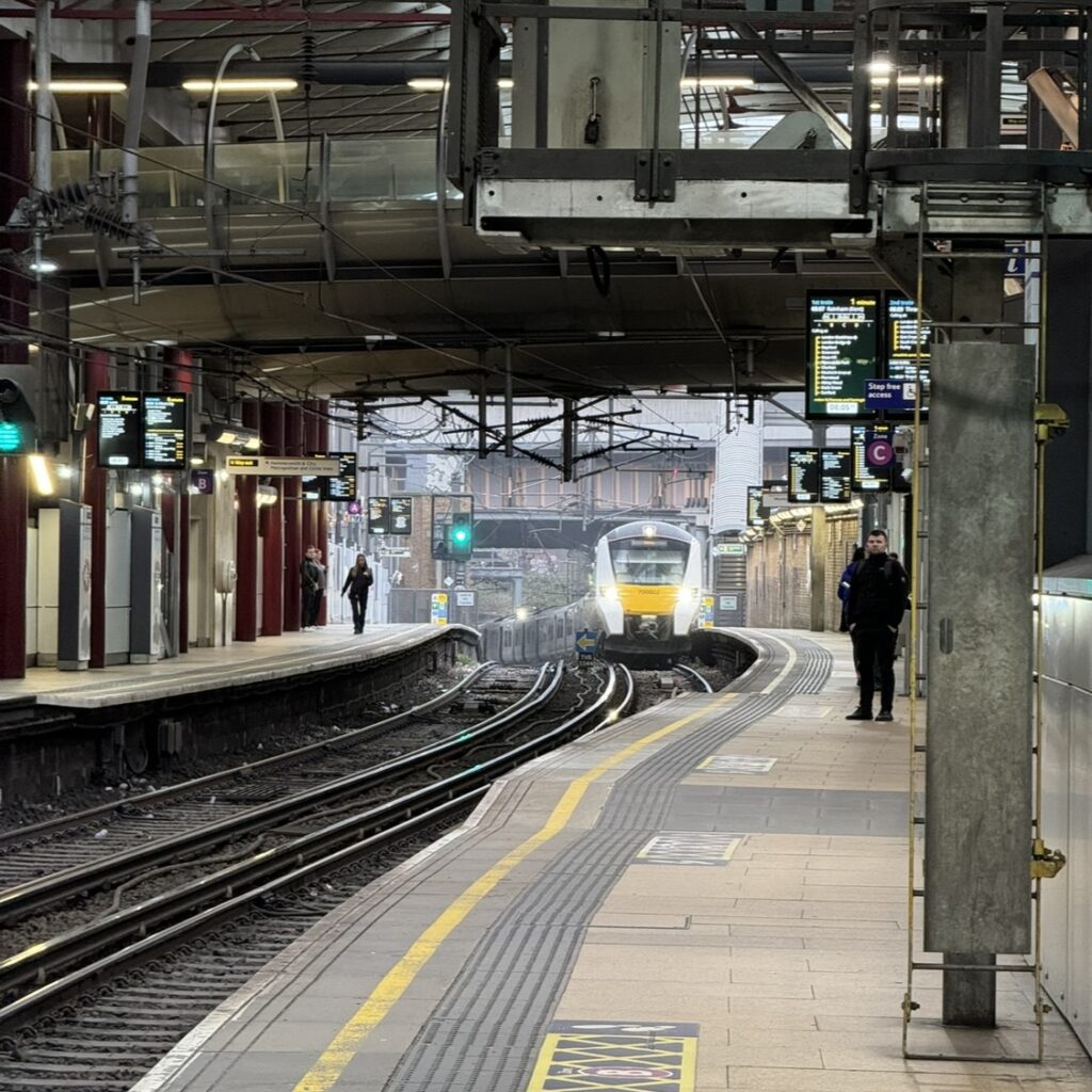 ロンドンガトウィック空港への行き方と格安航空の乗り方のTips夫婦で人生楽しむ術
