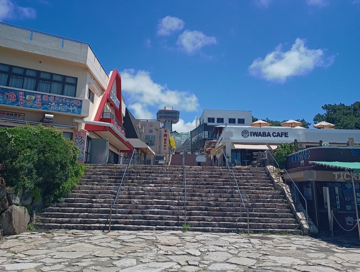 東尋坊 商店街散策で名物を食べ歩き。遊覧船から絶景を望む - びゅうたび