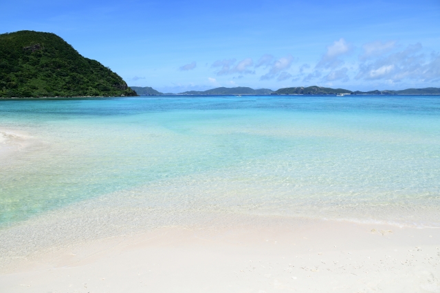 ウクの浜：沖縄中部の幻想的な天然ビーチ！車で行ける離島シリーズ沖縄おすそわけ