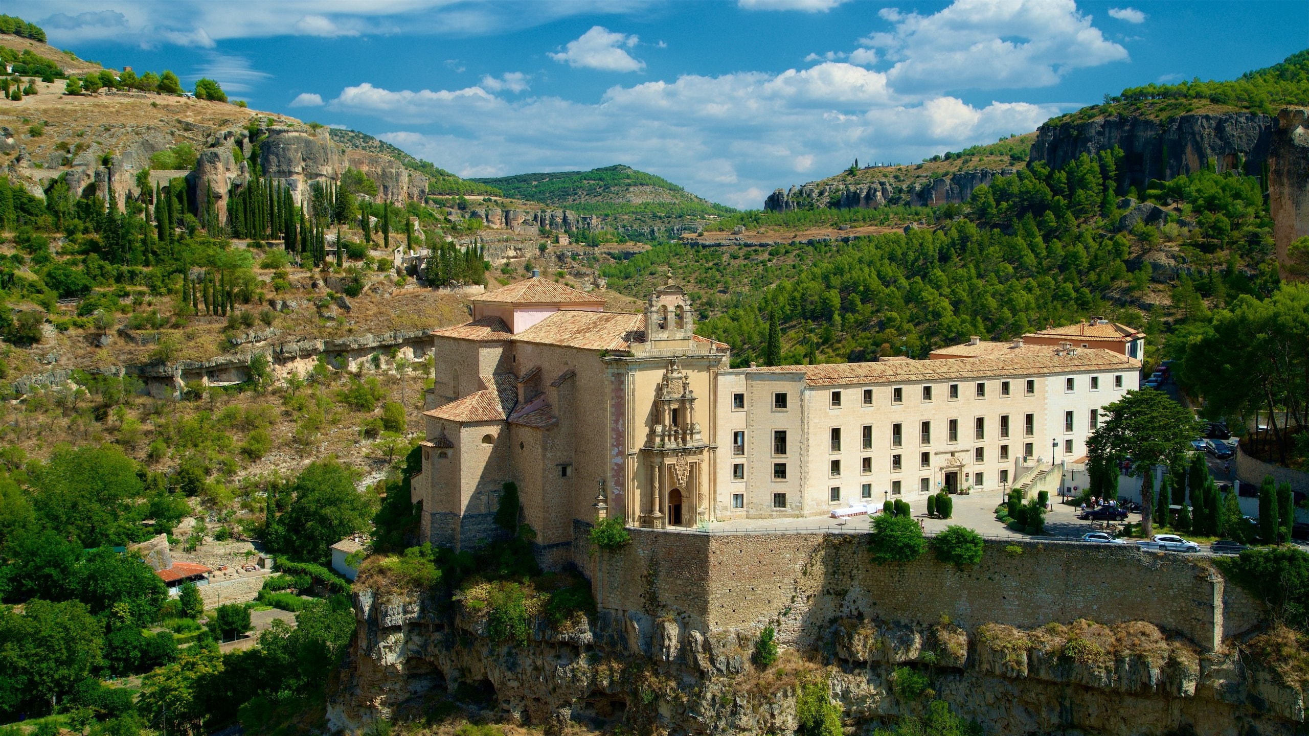 クエンカ観光！スペインの要塞都市は中世が空中に浮いているような街日々是探究