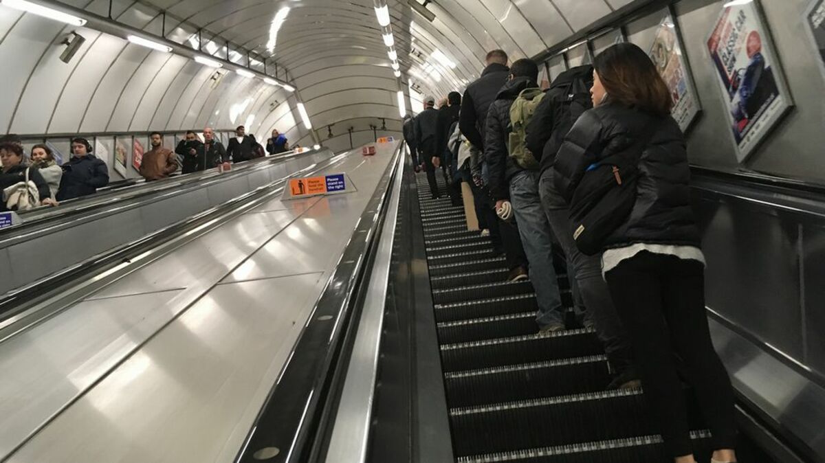 片側空け→歩行禁止 マナー変わる？ エスカレーター -