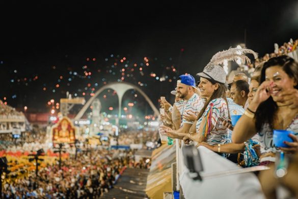 🎉 リオのカーニバル早割キャンペーン まだ迷っている方のために、あの興奮を少しだけお届け👇 リオのカーニバル観戦チケットを特別価格で手に入れよう！キャンペーン登録締め切りは7 31日