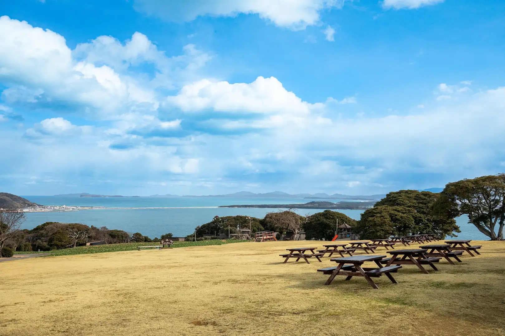 3年生遠足4月24日 水 に能古島へ遠足に行きました。 姪浜渡船場に集合し、フェリーで能古島へ渡りました。 その後、アイランドパークまでハイキングをしました。朝は雨でしたが、午後から天気にも恵まれクラスの親睦が深まる遠足になりました。城南高校遠足