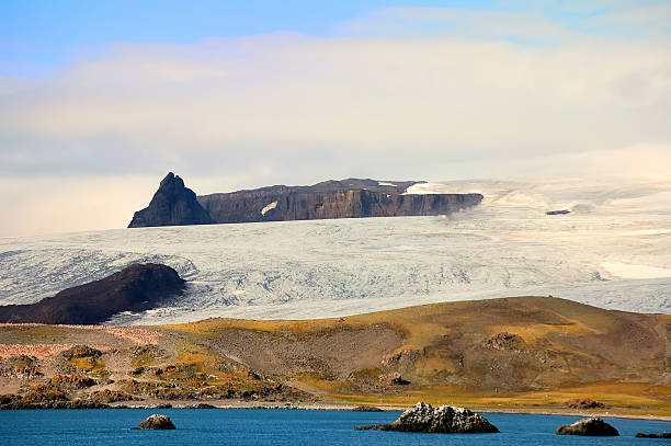 美しい雪景色に思うイギリスの産業の停滞、例；学校の先生は休みすぎ 子供はうかれて雪遊び - イギリス