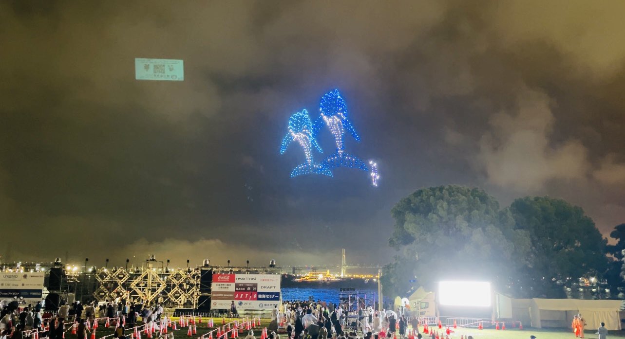 横浜スタジアム上空 9日からのYOKOHAMA STAR☆NIGHT 2024で、500機のドローンを飛ばすらしいので、たぶんそのリハーサル
