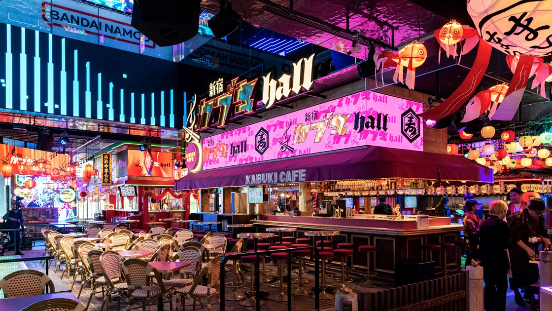 歌舞伎町ネオンサイン新宿東京バーナイトクラブ東京ジャパンナイトライフの前にアジアの人々が立つ-2019年4月12日：の写真素材・画像素材 Image153304936