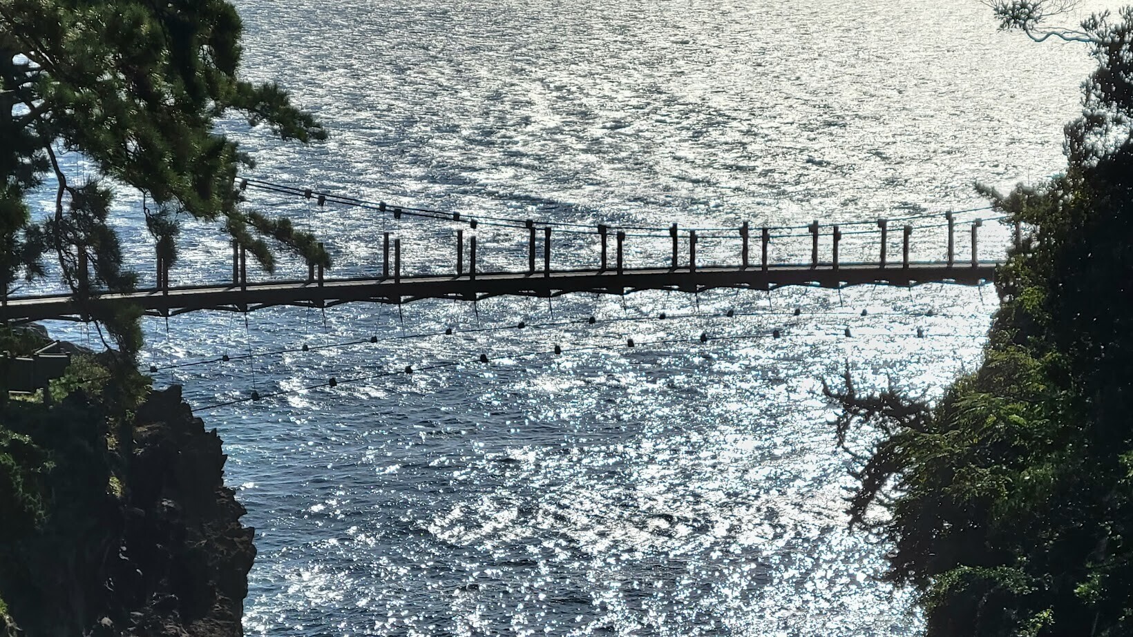 城ヶ崎のつり橋 – ニューヨークランプミュージアム＆フラワーガーデン