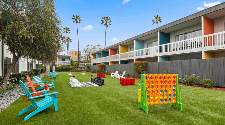 ホテルからパークへのアクセスは向かい側のパーキングのシャトルバスで！ クラリオンホテル・アナハイム・リゾート カリフォルニア