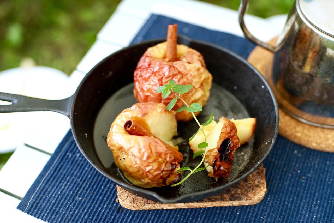 簡単キャンプデザート「まるごとりんごのシナモンケーキ」のレシピ - キャンプ料理レシピHondaキャンプHonda公式サイト