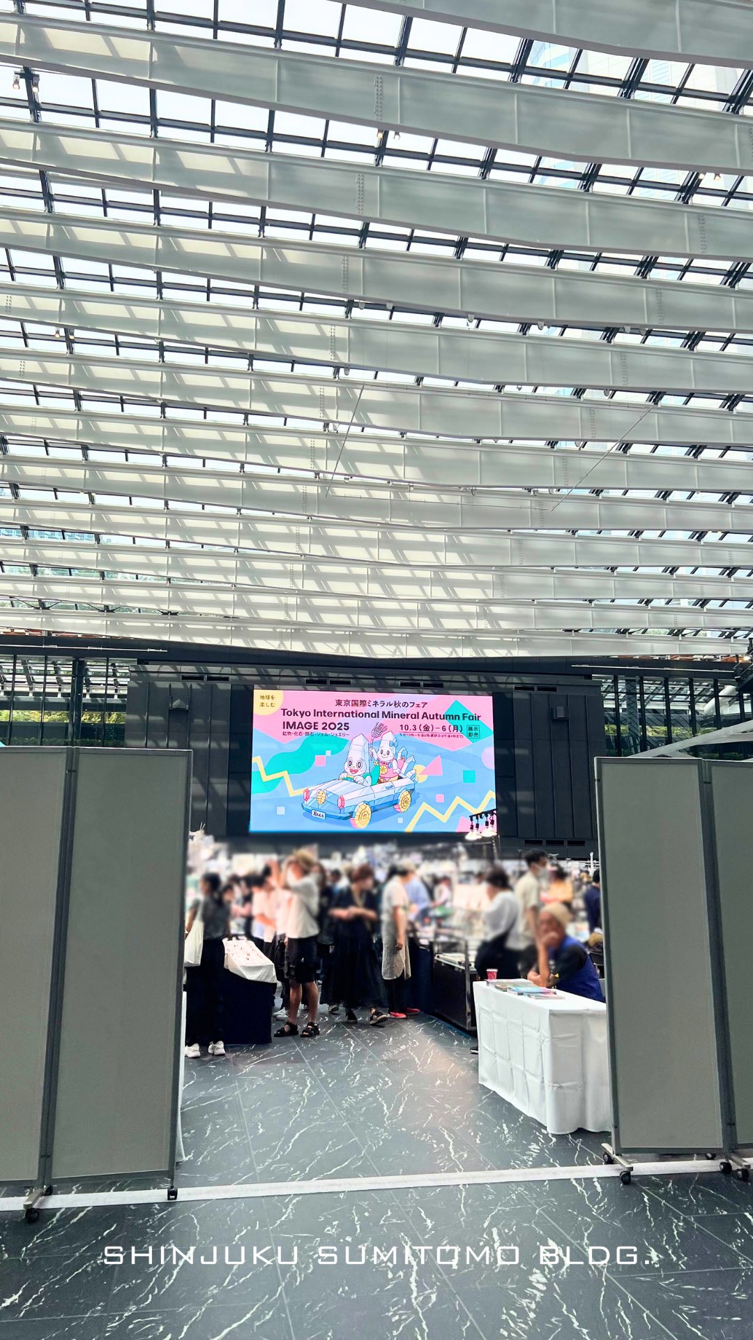 原因は自分にある。が、コンセプトEP「テトラへドロン」の発売を記念したリリースイベントを開催！ ドレスコード「赤×白」で染めた世界観でファンと新宿住友ビル三角広場をジャック！Fan+Headlineファンクラブメディア