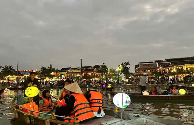 2025 カラフルな夜のホイアン、ウォーキングツアー、ランタン付きボートライド、ナイトマーケット、提供元：Golden Bridge