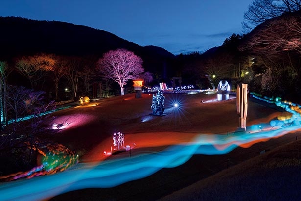 春の水盤テラス。 季節に合わせたピンク色の浴衣は、 真っ青なテラスとの相性抜群です。 箱根・芦ノ湖 はなをりのアカウントでは@ashinoko_hanaori