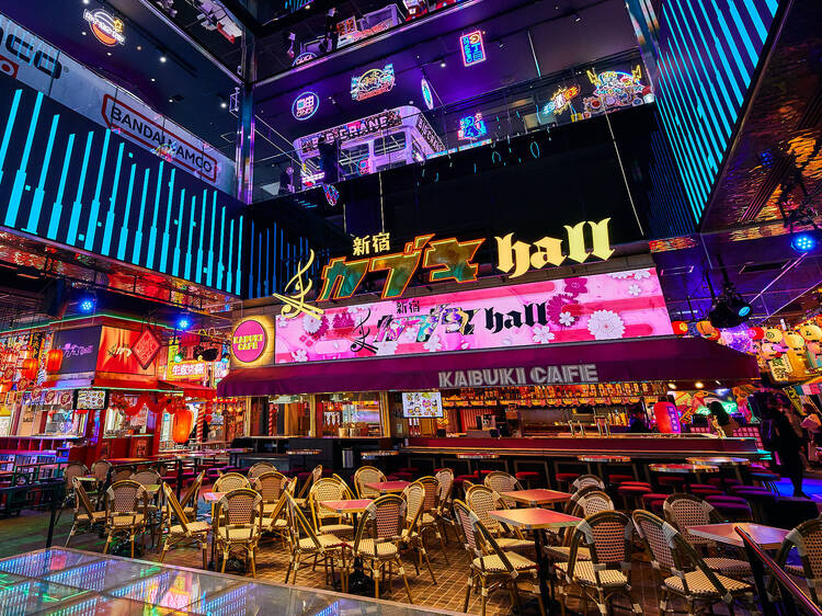 雨の降る夜の新宿歌舞伎町。ネオンが濡れた道路に反射し、街全体が幻想的な光に包まれる。人々が行き交う中で、傘の下から見る景色は、まるで別世界のよう。雨と夜の静けさが、この賑やかな街に一瞬の静寂をもたらす。🌧️新宿歌舞伎町雨の夜東京の夜景ネオンの街