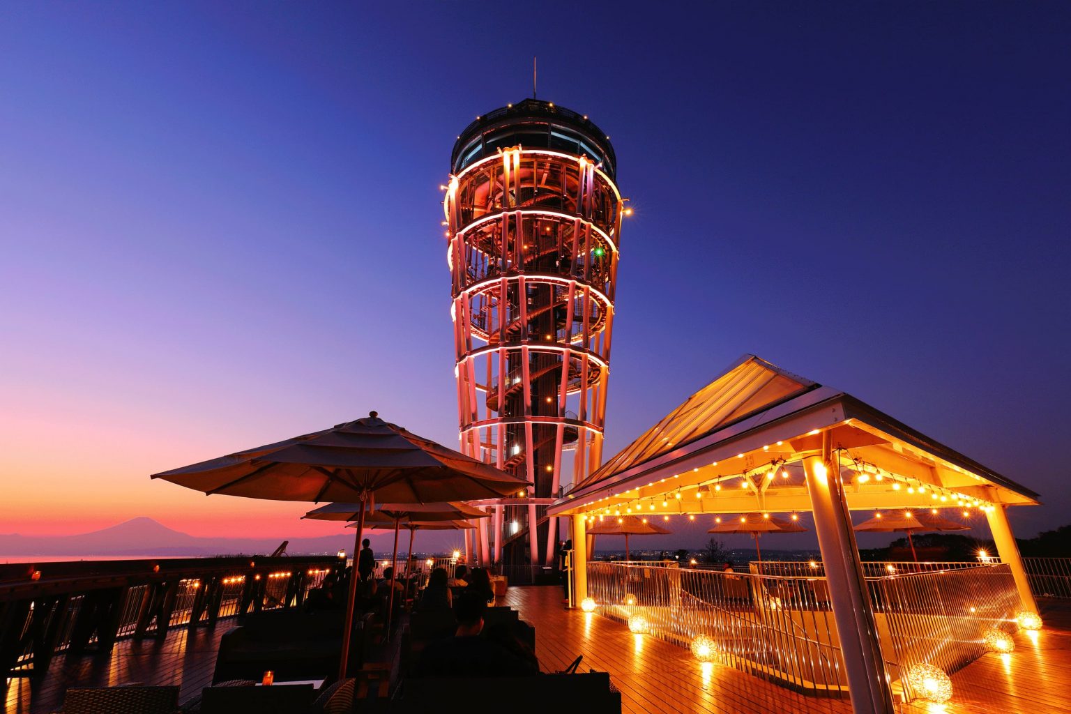 シネコヤは海まで徒歩7分。 江ノ島まで徒歩25分くらい。 電車で一駅。