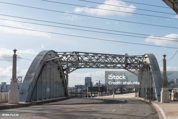 ロサンゼルスの新しい6thストリートブリッジ夜にロサンゼルスのスカイライン背景、カリフォルニア。写真素材2226919191Shutterstock