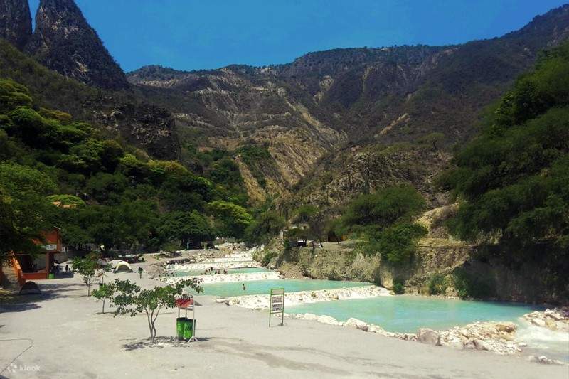 メキシコ大使館Embajada de México en Japónメキシコの秘湯「トラントンゴ洞窟温泉」。山の斜面に造られた源泉かけ流しの露天風呂、天然の打たせ湯が楽しめる川など、自然が作り出す様々な温泉を楽しむことができます。
