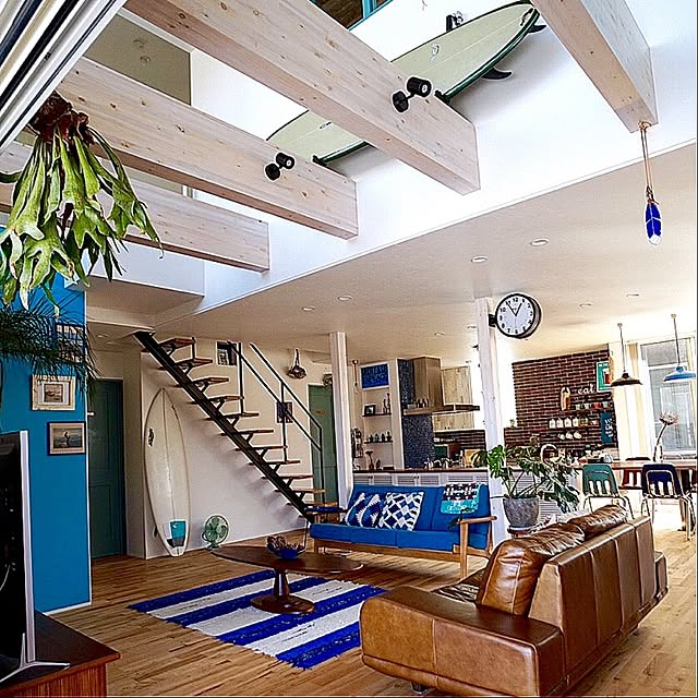 13 件の「サーファー部屋」のアイデアを今すぐ保存カリフォルニア インテリア、リビング