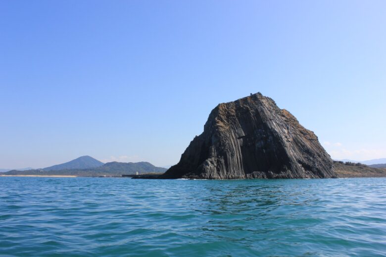 芥屋の大門」を海上から眺める「芥屋の大門遊覧船」