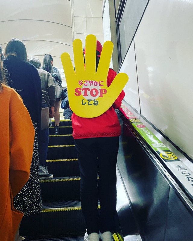 盲導犬を蹴られる」エスカレーター片側空け問題、条例施行でどうなった？サストモ - 知る、つながる、はじまる