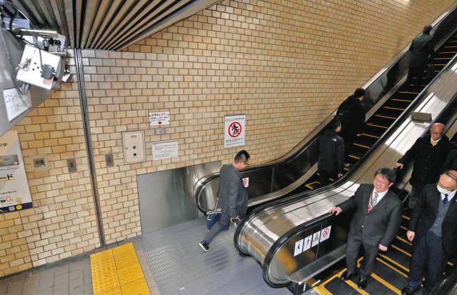 歩かないで､両側に立つべき｣が多数派なのに ｢エスカレーターの片側空け｣が終わらない根本原因 そもそもは関西の鉄道会社がマナーとして推奨したPRESIDENT Online