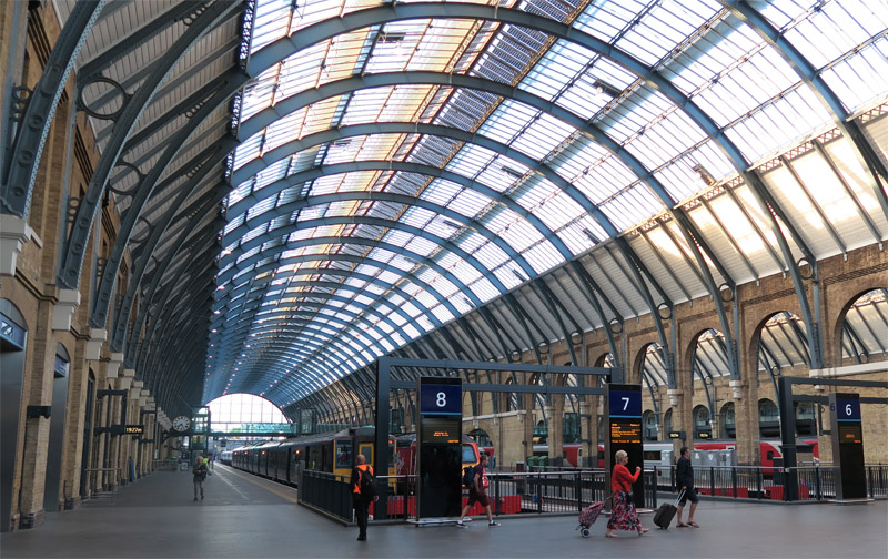 ロンドン9¾番線のキングスクロス駅ガイド ハリーポッターのロケ地